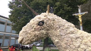 Blumengesteck in Form eines Einhorns in Schwäbisch Gmünd