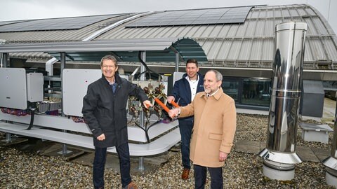 Einweihung der größten Photovoltaik-Dachanlage der Bodenseeregion. Von links: Klaus Wellmann, Geschäftsführer der Messe Friedrichshafen, Roman Bodenmüller, Geschäftsführer Messe Friedrichshafen Energie und Projektgesellschaft mbH und Simon Blümcke, Oberbürgermeister der Stadt Friedrichshafen.