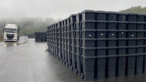 Neue Mülltonnen für neues Abfallsystem in Heilbronn: Tausende Abfallbehälter warten auf dem Gelände der Deponie Vogelsang auf die Auslieferung.