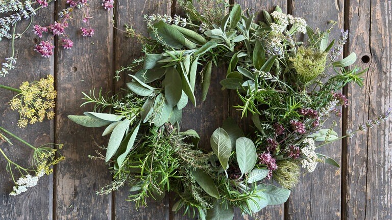 Noch mehr Fülle und Struktur bekommt der Kranz mit den Blüten und Samenständen von Oregano, Lavendel, Schafgarbe, Wilde Möhre und Fenchel.