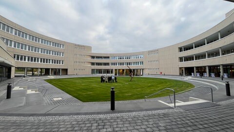 Zu sehen ist ein begrünter Innenhof. Der Campus ist ein zentrales Element des Neubaus der Bertha-Benz-Schule in Sigmaringen.