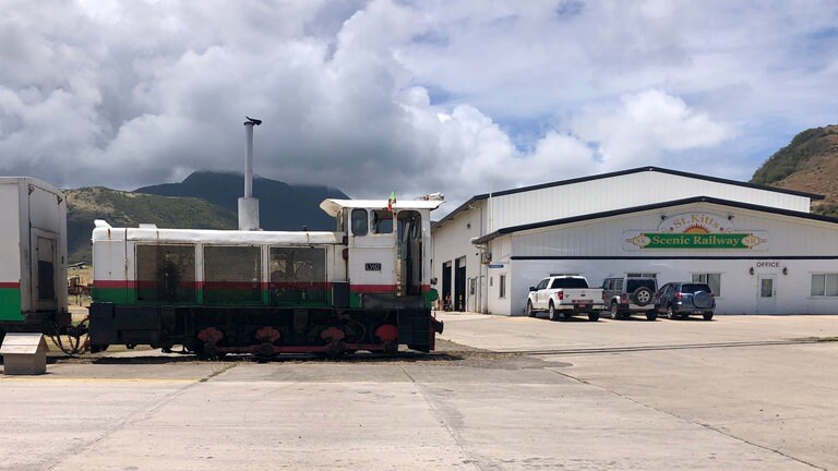 Bei den Dreharbeiten 2022 auf St. Kitts ist immer eine Lok am Fahren, während die zweite repariert wird. Die dritte wird für Ersatzteile ausgeschlachtet. 