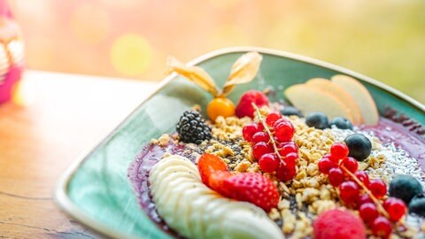 Schüssel Porridge mit Obst. Zucker gibt Energie. Doch ob bestimmte Nährstoffe - zum Beispiel Fruktose - auch in den Zellen ankommt, hängt von den Transportproteinen ab.