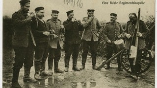 Soldaten mit improvisierten Musikinstrumenten, um 1915