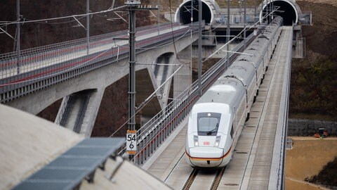 Ein Zug auf der Neubaustrecke Wendlingen-Ulm. Die Strecke ging im Dezember 2022 in Betrieb. Die Anbindung an Stuttgart 21 fehlt aber noch.