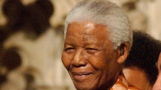 Nelson Mandela (1918 - 2013): Er wuchs auf dem Land auf, wurde von einem Häuptling erzogen, schaffte es trotz Rassismus zu studieren. Er wurde zum unermüdlichen Kämpfer gegen die Apartheid und zum ersten schwarzen Präsidenten seines Landes. 