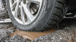 Der Verfall der Kreisstraßen in Rheinland-Pfalz hat laut Landesrechnungshof erneut zugenommen. (Symbolbild)