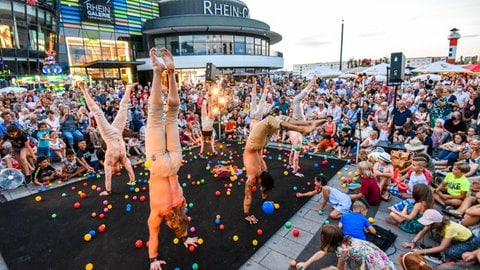 Die Akrobaten von "Gravity & Other Myths" im Handstand bei einem Auftritt beim Internationalen Straßentheaterfestival Ludwigshafen