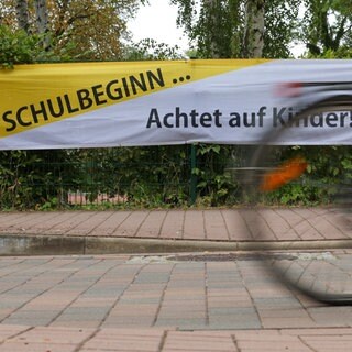 Ein Banner mit der Aufschrift "Schulbeginn - Achtet auf Kinder!" ist bei polizeilichen Maßnahmen zum Schulbeginn zu sehen.