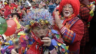 Zwei als Clowns verkleidete Frauen trinken Schnaps: Mit wieviel Promille und wie doll verkleidet darf man wählen gehen?