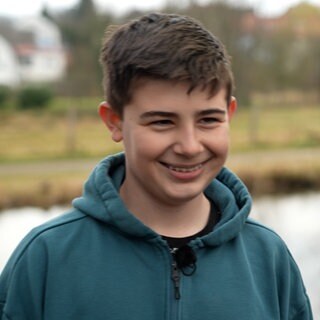 Junge vor Teich