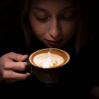 Eine Frau trinkt Kaffee.