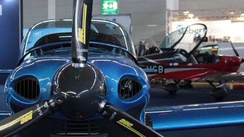 Zahlreiche Flugzeuge sind in den Messsehallen bei der Aero in Friedrichshafen zu sehen