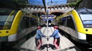 Eine Regionalbahn nach Radolfzell steht am Bahnsteig in Überlingen. Land und Bahn erwarten bald mehr Pünktlichkeit auf der Strecke zwischen Friedrichshafen und Radolfzell.