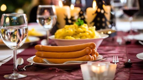 Kartoffelsalat und Würstchen auf der Weihnachtstafel