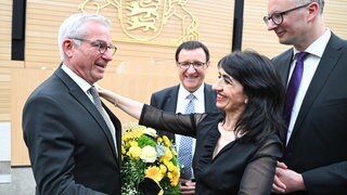 Der neue Landtagspräsident Thomas Strobl (CDU) nimmt Glückwünsche von seiner Vorgängerin Muhterem Aras (Grüne) entgegen im Landtag von Baden-Württemberg entgegen.