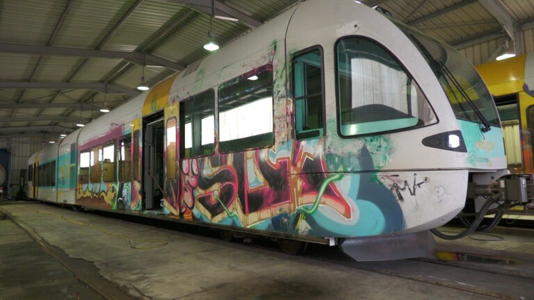 Gelenktriebwagen im Meterspur-Betriebswerk Pyrgos