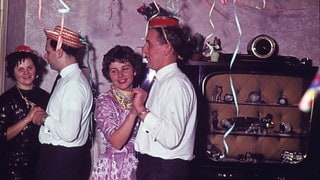 Zwei Paare tanzen in den 1960ern bei einer Silvesterparty: Seit wann tanzen Menschen überhaupt? Vieles spricht dafür, dass Menschen in dem Moment musikalisch wurden, als sie angefangen haben, in Gruppen zu leben.