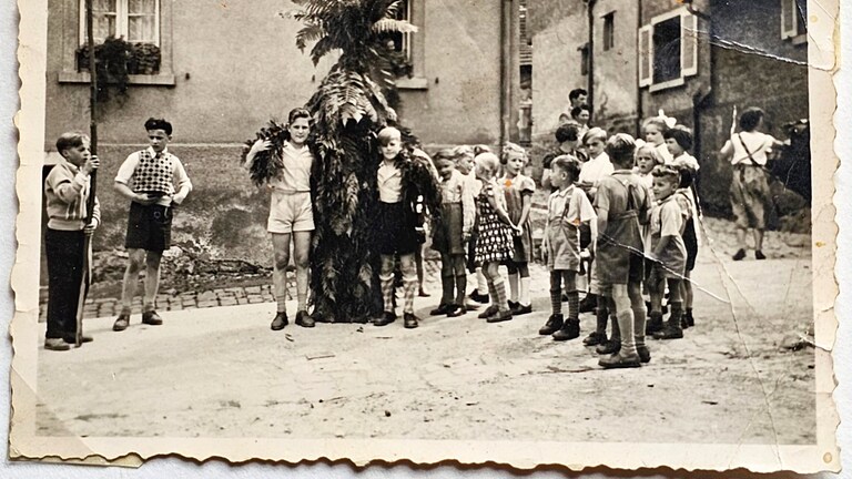 Eine alte Fotografie vom Pfingstträg - eine Gestalt aus Farnen und Blättern - aus dem Archiv Oberndorf.