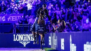 Springreiter Richard Vogel lässt sich feiern: Bei den German Masters hat er 2024 den Großen Preis von Stuttgart gewonnen.