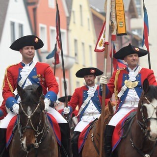 Pferde und Reiter ziehen beim Kalten Markt in Ellwangen durch die Stadt (Archivbild).