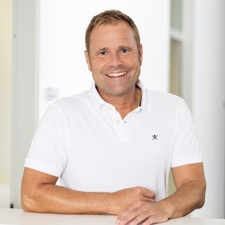 Ernährungsexperte Dr. Volker Manz lacht in die Kamera