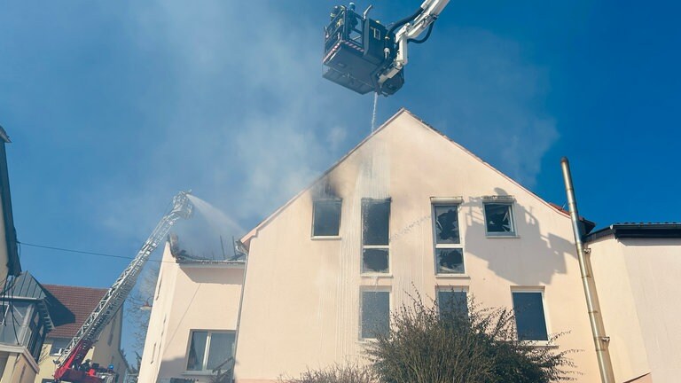 Zwei Kräne löschen Brand in Schreinerei in Nanzdietschweiler im Kreis Kusel