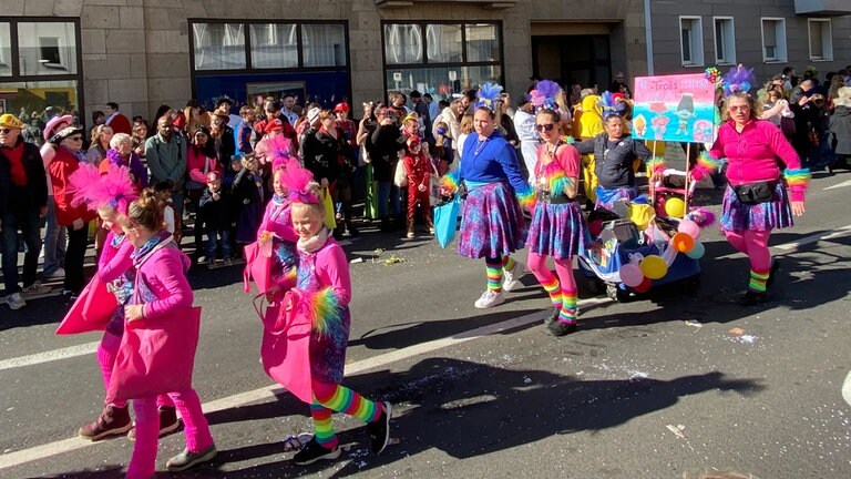 Der Höhepunkt des Straßenkarnevals - tausende Narren säumen in Koblenz mit bunten Kostümen den Rosenmontagszug