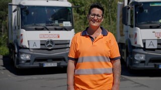 Frau vor Müllauto