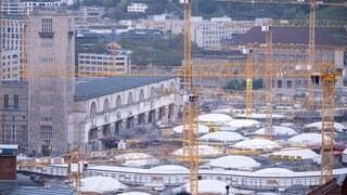 Baukräne sind auf der Baustelle des Hauptbahnhofs zu sehen. 