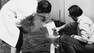 Wissenschaftler des finnischen Nationalen Instituts für Strahlenschutz in Helsinki gießen am Dienstag, 29. April 1986, eine Probe stark gekühlter Luft in eine Testflasche zur Analyse des Tritiumgehalts