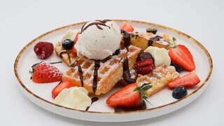 Belgische Waffeln mit Beeren und Eiscreme auf einem Teller angerichtet. Belgische Waffeln sind dicke Waffeln mit tiefem Muster und viel Platz für Toppings wie Beeren, Puderzucker oder Eiscreme. SWR1 Pfännle-Koch Eberhard Braun hat das Rezept für euch.