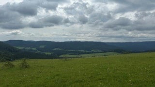 963 Meter hoch ist der Lochenstein, Von hier aus hat man einen herrlichen Blick ins Schliechemtal. Ist das Wetter gut sieht man bis in den Schwarzwald. Schon vor tausenden Jahren haben Menschen hier oben gelebt.