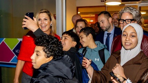 Königin Máxima macht Selfies mit einigen Kindern bei einer Veranstaltung von "Mind Us".