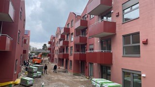 Eine Wohnanlage in Oppenheim mit rötlicher Fassade und Balkons. In Rheinland-Pfalz werden wieder mehr Sozialwohnungen gebaut.