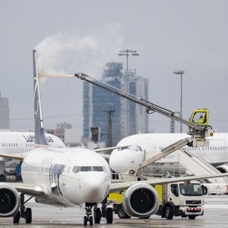 Ein Flugzeug wird am Stuttgarter Flughafen enteist.Die Flughäfen Stuttgart, KarlsruheBaden-Baden, BaselMulhouseFreiburg sowie Friedrichshafen starten Ende Oktober mit ihren Winterflugplänen. Es stehen mehr Ziele zur Auswahl.