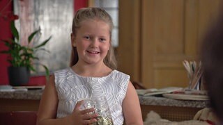 Carlotta im Brautjungfern-Outfit