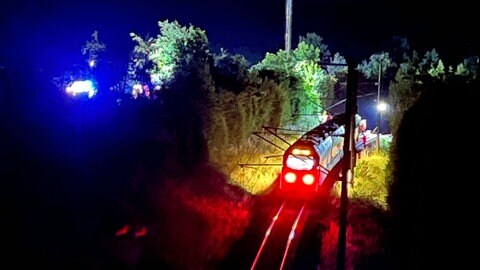 Ein Zug in der Nacht bei Michelbach an der Bilz. Bei einem tragischen Bahnunfall ist dort ein Mann von einem Zug erfasst und getötet worden.