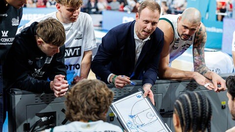 Trierers Headcoach Jacques Schneider beim Timeout im zweiten Viertel.