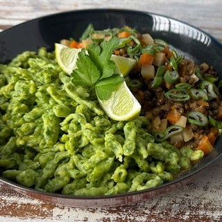 Kräuterknöpfle mit Curry-Linsen