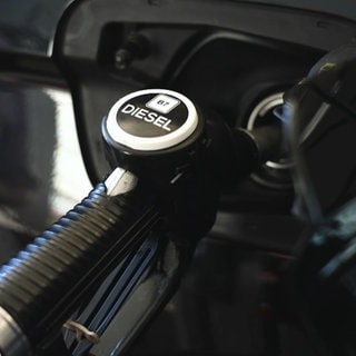 Ein Auto wird mit Diesel getankt.