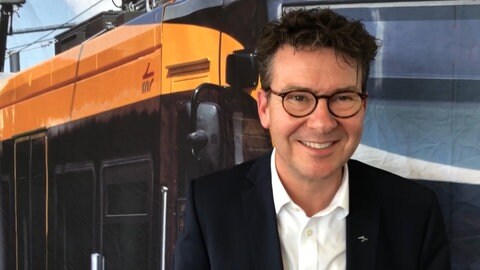 Alexander Pischon, der Chef des KVV vor einer S-Bahn
