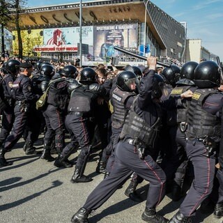 Demokratieforum Autokratien auf dem Vormarsch - Russische Polizisten gehen gegen Anti-Putin-Demonstranten vor (Archivbild)