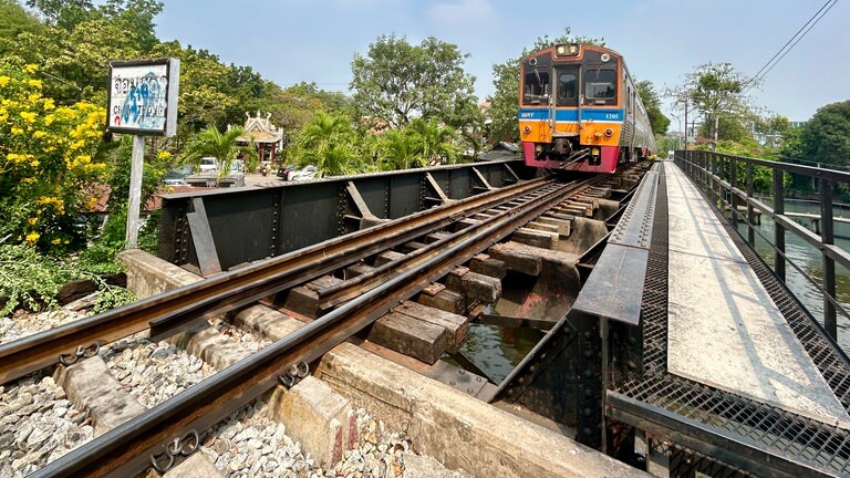 Auf Schienen zwischen Flüssen und Kanälen: So manche Brücke überquert der Zug auf seiner Fahrt nach Bangkok. 