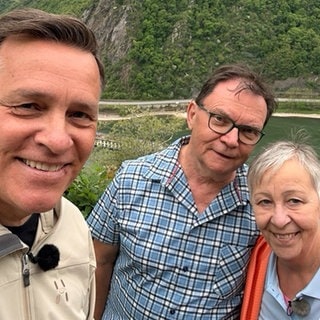 Linda Lechthaler-Herz und Ludwig Herz bei ihrer Wanderung durchs Mittelrheintal mit Holger Wienpahl