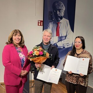 Verleihung des Ernst-Bloch-Preises 2025: Ludwigshafens Oberbürgermeisterin Jutta Steinruck (links) mit Éric Vuillard und Ronya Othmann