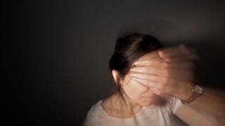 Eine Frau fasst sich an den Kopf. Kopfschmerzen sind laut einer Untersuchung des Robert Koch-Instituts (RKI) in Deutschland weit verbreitet, am häufigsten sind Migräne und Spannungskopfschmerzen.