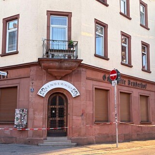 Rund eine Woche nach dem Brand in der Innenstadt von Kaiserslautern ist das Haus mit dem Szenelokal „Benderhof“ noch immer abgesperrt.