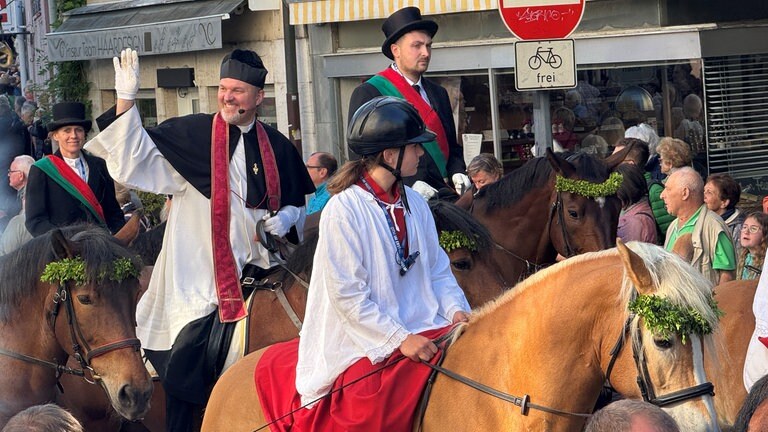 1.800 Reiterinnen und Reiter sowie Musikkapellen und Zuschauer beim Blutritt 2025 in Weingarten.