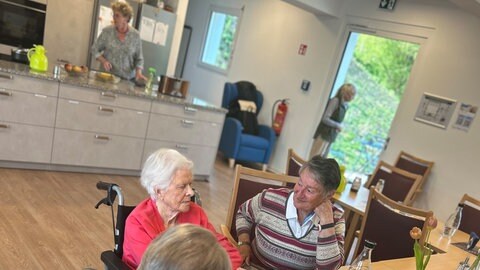 Bewohnerinnen einer Pflege-WG der Barmherzigen Brüder Trier in Kürenz in ihrer Wohnküche